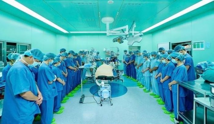 Hình ảnh hơn 200 y, bác sĩ của Bệnh viện Đại học Y Dược Thành phố Hồ Chí Minh tri ân một người hiến tạng hồi đầu năm khiến người dân cả nước xúc động. Ảnh minh họa