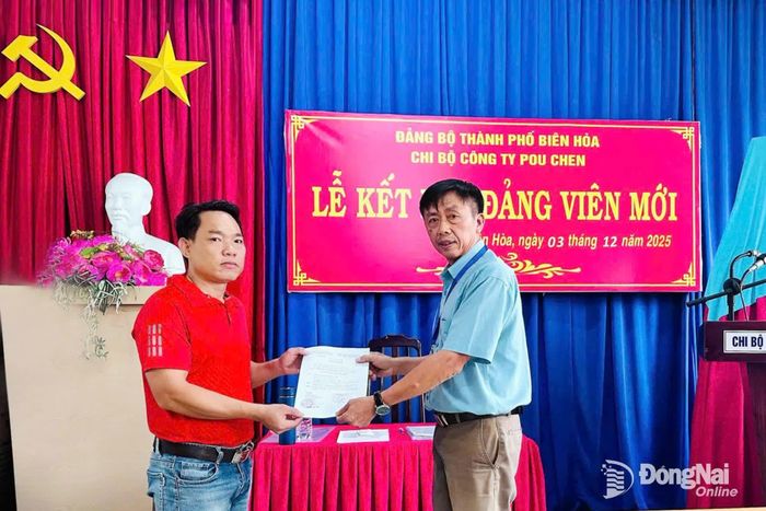 Chi bộ Công ty TNHH Pou Chen (phường Biên Hòa) kết nạp đảng viên là công nhân trực tiếp sản xuất. Ảnh: Nguyễn Hòa