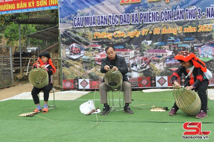 Thi đan lát truyền thống của dân tộc Dao.