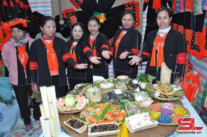 Phần thi ẩm thực của bản Nhèm, xã Phiêng Côn.