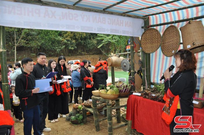 Ban tổ chức chấm thi trại văn hóa bản Kỳ Sơn, xã Phiêng Côn.