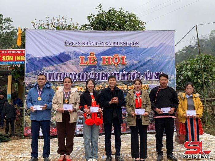 Ban tổ chức trao giải nhất cho các vận động viên và các đội dự thi.