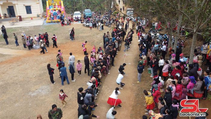 Các đội thi kéo co tại lễ hội
