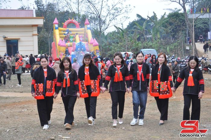 Phụ nữ dân tộc Dao vui mừng tham gia lễ hội.