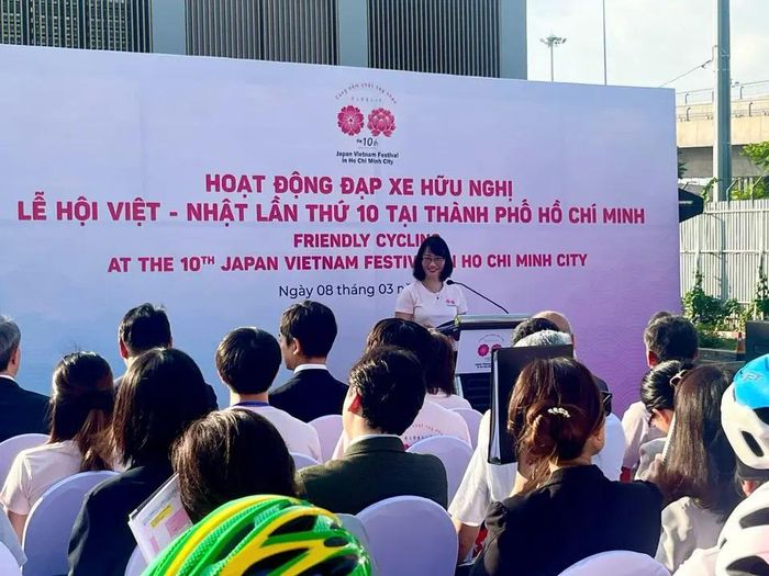 Bà Trần Thị Diệu Thúy, Phó Chủ tịch UBND TP.HCM, phát biểu tại hoạt động đạp xe hữu nghị.