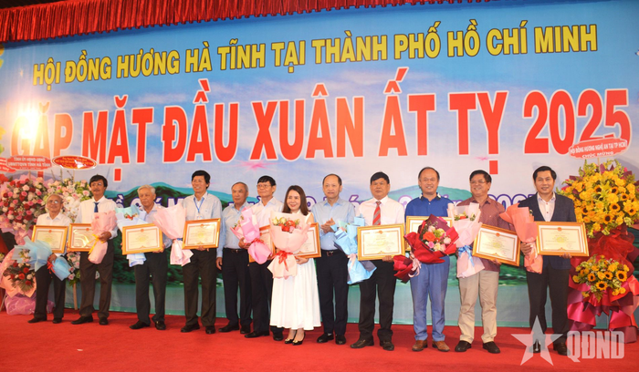  Trao bằng khen tặng các tập thể, cá nhân có thành tích xuất sắc, nổi bật trong phong trào hoạt động của đồng hương.