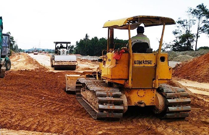 Thi công hạng mục đường dẫn lên cầu Quảng Đà.