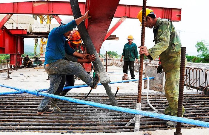 Thi công hợp long hạng mục cầu Quảng Đà.