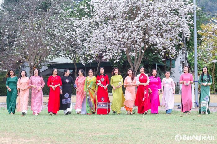Những tà áo dài thướt tha của chị em phụ nữ càng tôn lên vẻ đẹp dịu dàng, tinh khôi của hoa ban, tạo nên những khoảnh khắc đáng nhớ. Ảnh: Đình Tuân