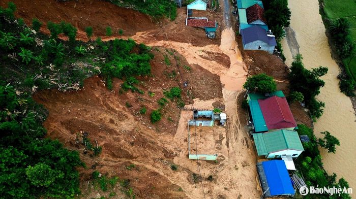 Nhiều hộ dân của xã Chiêu Lưu bị thiệt hại do lở đất trong mùa mưa năm 2024. Ảnh tư liệu: Xuân Hoàng