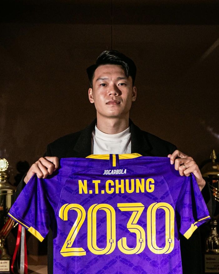 Thành Chung đặt bút ký bản hợp đồng gia hạn đến năm 2030 cùng CLB Hà Nội. Ảnh: HNFC