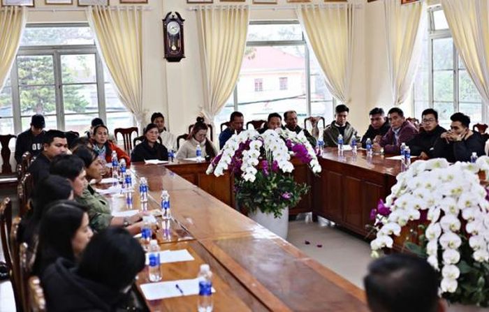 Đại diện các doanh nghiệp kinh doanh vận tải hành khách tại buổi làm việc với Phòng CSGT Công an tỉnh Lâm Đồng.