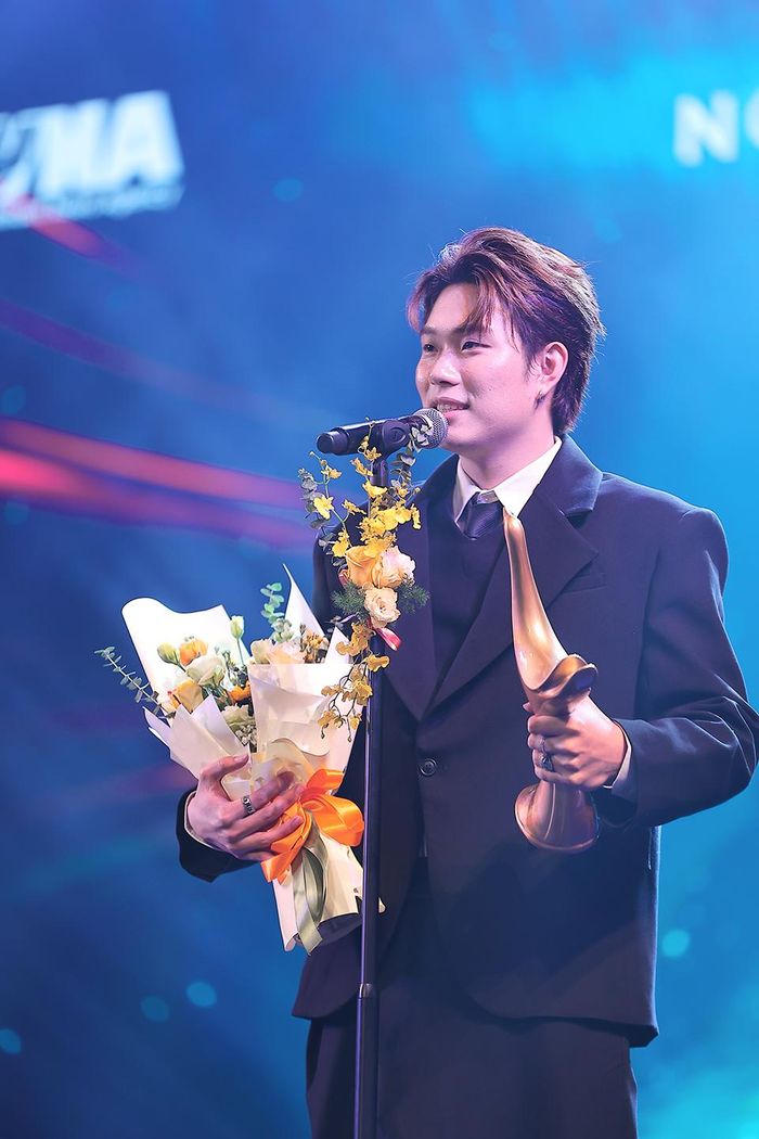 Dương Domic nhận giải Nghệ sĩ mới của năm