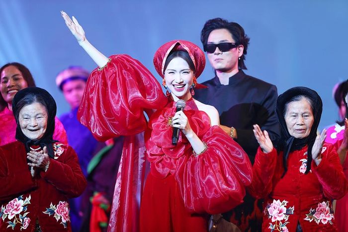 Hòa Minzy trình diễn tại Cống hiến 2025