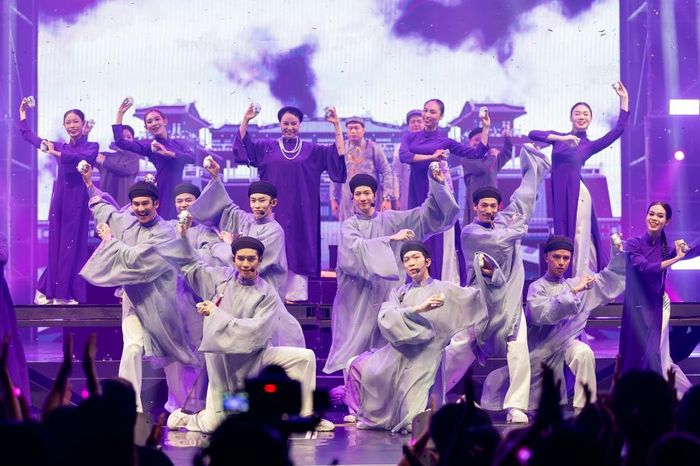 Sự kết hợp giữa âm nhạc hiện đại và trang phục truyền thống đã tạo nên một cầu nối văn hóa độc đáo, thu hút sự quan tâm của nhiều đối tượng khán giả.