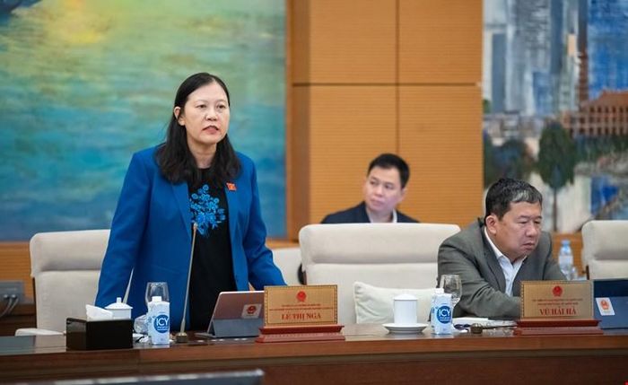  Phó Chủ nhiệm Thường trực Ủy ban Dân nguyện và Giám sát Lê Thị Nga nêu lại kiến nghị không đưa mặt hàng xăng và điều hòa vào diện chịu thuế TTĐB 