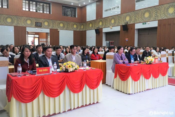 Các đại biểu dự lễ khai mạc Hội thi giáo viên chủ nhiệm giỏi cấp THPT và cấp GDTX. Ảnh: Mỹ Hà