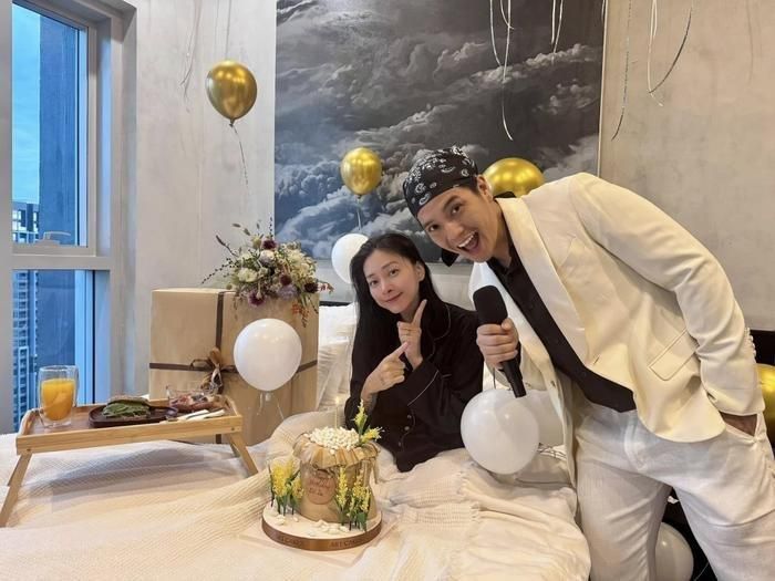Ngô Thanh Vân tươi tắn trong bữa tiệc bất ngờ được Huy Trần chuẩn bị ở nhà. Ảnh: FBNV