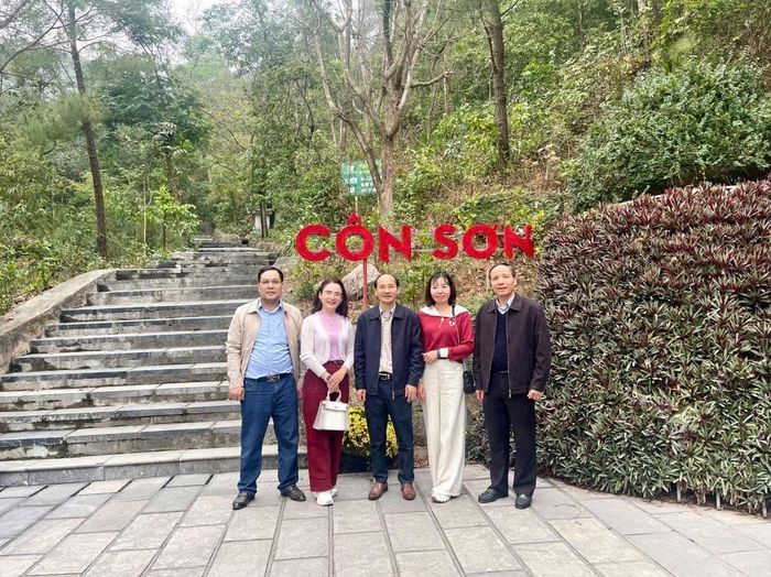 Đoàn công tác của 2 Báo Lai Châu, Hải Dương chụp ảnh Lưu niệm tại khu di tích Côn Sơn - Kiếp Bạc.