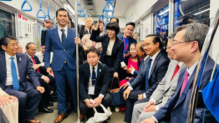 Lãnh đạo, đại biểu, khách mời trải nghiệm tàu Metro.