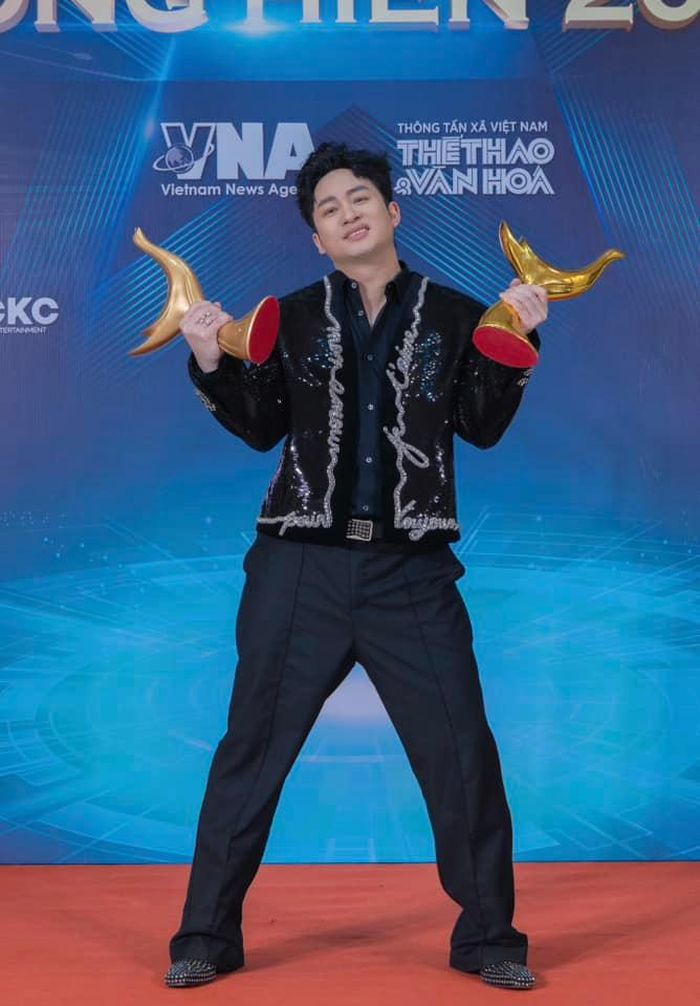Việc Tùng Dương liên tục được đề cử hoặc mỗi lần được đề cử đều có khả năng giành chiến thắng là nhờ vào những đặc điểm nổi bật trong sự nghiệp và phong cách âm nhạc của anh. (Ảnh: FBNV)