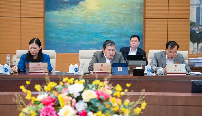 Các đại biểu nghiên cứu tài liệu tại phiên họp