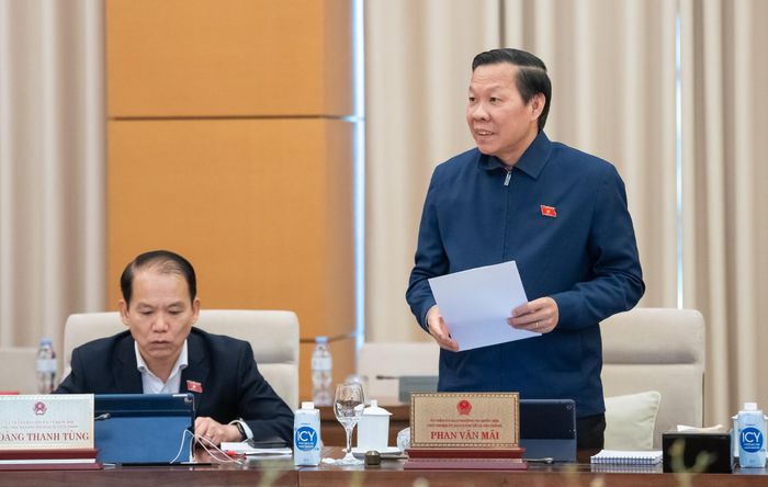 Chủ nhiệm Ủy ban Kinh tế và Tài chính Phan Văn Mãi trình bày báo cáo