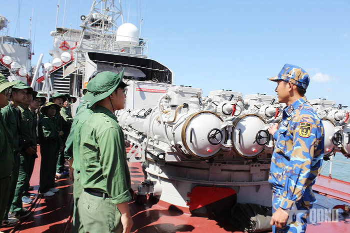  Tham quan khối tàu chiến đấu của Lữ đoàn 171. 
