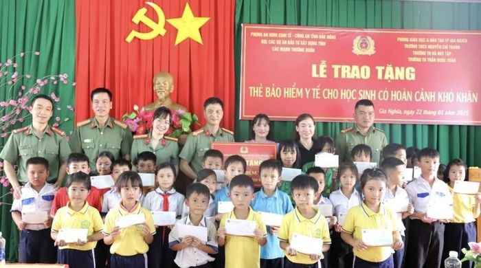 Lan tỏa mô hình ”, “Xã hội hóa mua bảo hiểm y tế cho học sinh”