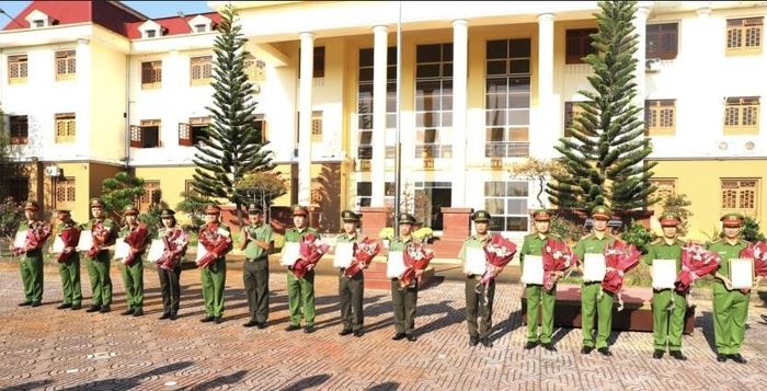 Đại tá Hồ Song Ân, giám đốc Công an tỉnh Đắk Nông trao thưởng cho các đơn vị lập thành tích xuất sắc trong đấu tranh, phòng, chống tội phạm