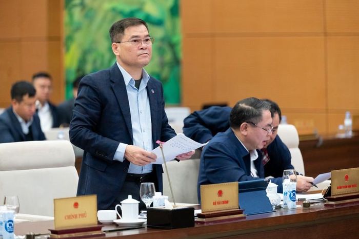 Thứ trưởng Bộ Tài chính Bùi Văn Khắng trình bày Tờ trình. (Ảnh: Cổng TTĐTQH)