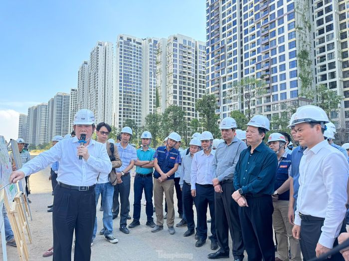 Ông Lương Minh Phúc - Giám đốc Ban Giao thông TPHCM (ảnh trái) báo cáo đoàn công tác Chính phủ về tiến độ dự án Vành đai 3 TPHCM. Ảnh: A.X