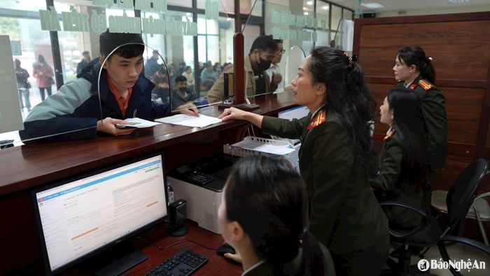 Người dân làm thủ tục cấp phiếu lý lịch tư pháp tại Bộ phận Một cửa Công an tỉnh. Ảnh: Trọng Tuấn