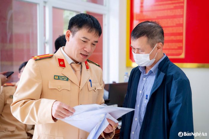 Cán bộ Phòng CSGT Công an tỉnh hướng dẫn người dân thủ tục cấp đổi giấy phép lái xe. Ảnh tư liệu: Nguyễn Đạo