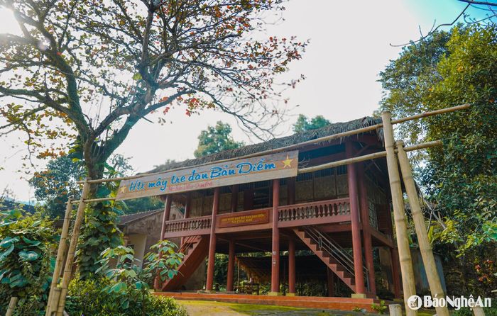 Từ xa xưa, người dân bản Diềm đã tận dụng nguồn nguyên liệu tre, luồng, mét, giang để tạo nên những vật dụng phục vụ đời sống hằng ngày như rổ, rá, thúng, mủng... không chỉ phục vụ nhu cầu của gia đình mà còn để trao đổi, buôn bán. Thế nhưng, có thời điểm, sản phẩm làm ra không tiêu thụ được, nhiều người đành ngậm ngùi bỏ nghề, tìm nghề khác. Trong ảnh: Ngôi nhà sàn nơi các thành viên HTX tập trung để làm các sản phẩm mây tre đan. Ảnh: Đức Anh