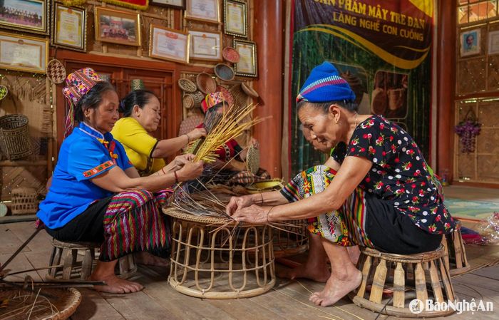 Hằng năm, ngoài thị trường trong nước, bản Diềm còn xuất khẩu hàng trăm sản phẩm sang nước ngoài. Những chiếc bàn, ghế, khay đựng trái cây từ tre, luồng, mét được khách hàng ưa chuộng, mang đến nguồn thu nhập tương đối ổn định cho bà con trong bản. Ảnh: Đức Anh