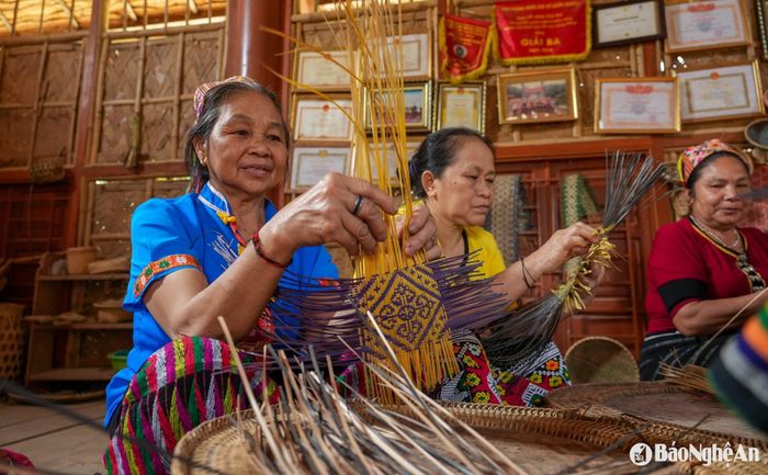 Tuy nhiên, việc bảo tồn và phát triển nghề mây tre đan vẫn đối mặt với không ít thách thức. Những sản phẩm thủ công tốn nhiều công sức nhưng giá trị kinh tế chưa thực sự cao, khiến không ít người có tay nghề phải rẽ sang công việc khác. Bên cạnh đó, đầu ra cho sản phẩm vẫn chưa ổn định, khó cạnh tranh với những mặt hàng công nghiệp sản xuất hàng loạt. Ảnh: Đức Anh