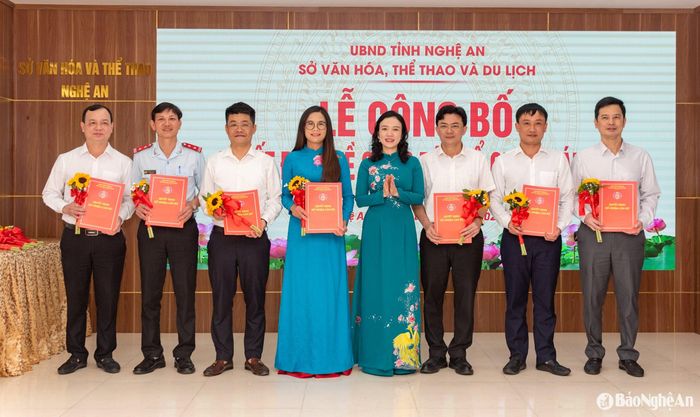 Giám đốc Sở Văn hóa, Thể thao và Du lịch Trần Thị Mỹ Hạnh trao quyết định bổ nhiệm trưởng các phòng, các đơn vị trực thuộc. Ảnh: Minh Quân