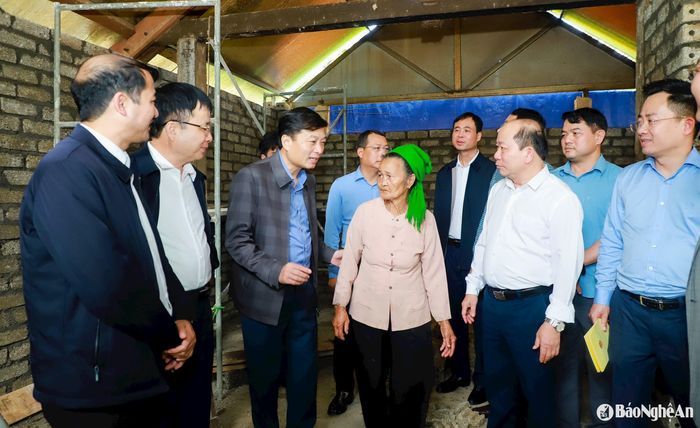 Chủ tịch UBND tỉnh Lê Hồng Vinh cùng đoàn công tác thăm hỏi sức khỏe, tiến độ sửa chữa nhà ở của hộ bà Lương Thị Mùa. Ảnh: Thành Duy