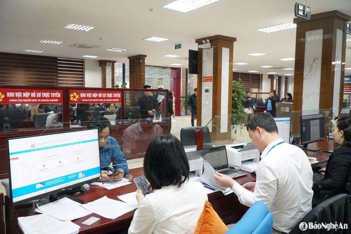 Giáo viên đến đăng ký kinh doanh tại Trung tâm Giao dịch Một cửa của thành phố Vinh. Ảnh: Mỹ Hà
