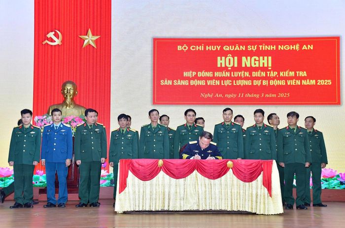 Bộ Chỉ huy Quân sự tỉnh và các đơn vị ký kết hiệp đồng huấn luyện, diễn tập, kiểm tra sẵn sàng động viên lực lượng dự bị động viên năm 2025. Ảnh: Thành Chung