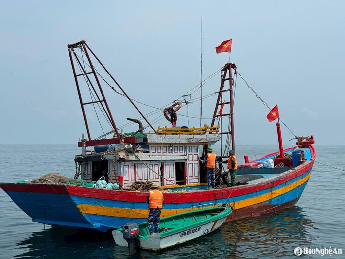 Lực lượng chức năng thuộc đoàn liên ngành tiếp cận 1 tàu cá để kiểm tra thủ tục đánh bắt. Ảnh: Nguyễn Hải