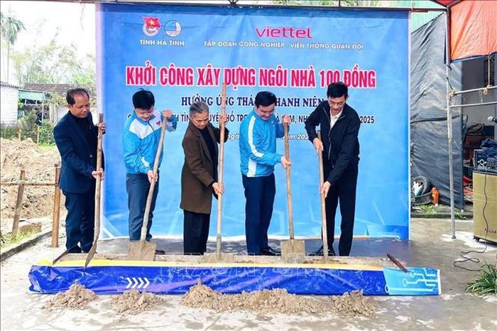 Tỉnh đoàn Hà Tĩnh khởi công xây dựng ngôi nhà 100 đồng, hỗ trợ xóa nhà tạm, dột nát cho người dân. Ảnh: TTXVN phát