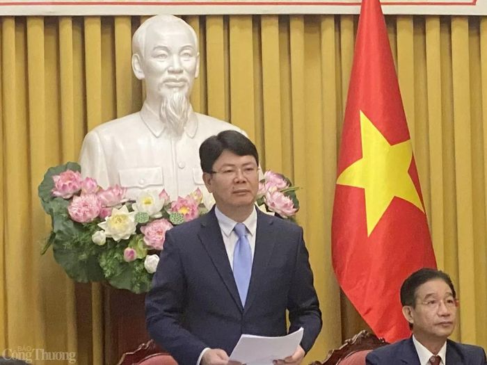 Thứ trưởng Bộ Tư pháp trả lời truyền thông tại buổi họp báo. Ảnh: Hải Linh