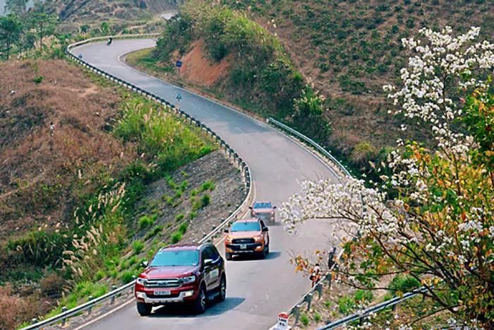 Giao thông lên Điện Biên với cung đường ngoằn ngoèo. Ảnh: C.T.V