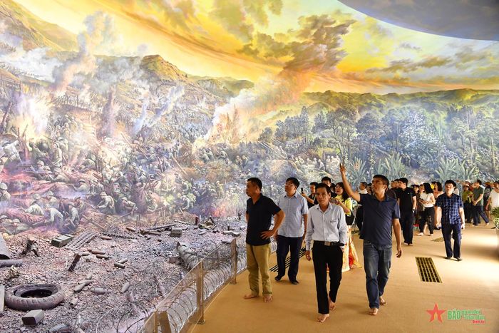 Bức tranh panorama tái hiện chiến dịch Điện Biên Phủ thu hút người dân, du khách tham quan. Ảnh: qdnd.vn