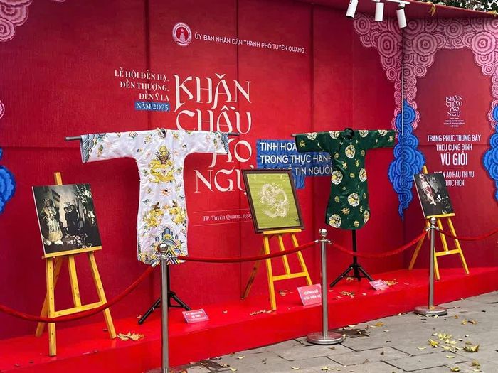 Không gian trưng này khăn chầu áo ngự