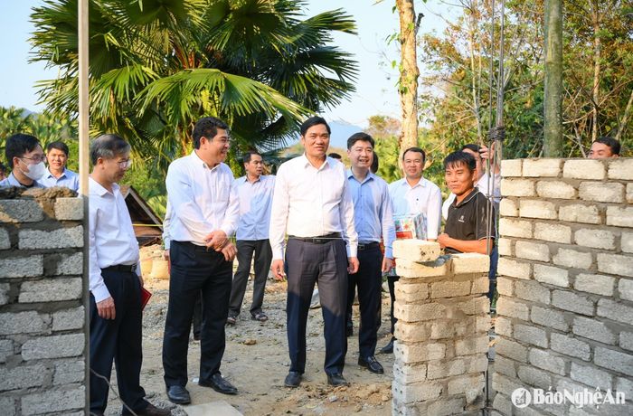 Đoàn công tác kiểm tra xây dựng nhà cho gia đình hộ nghèo Vi Văn Sáo ở bản Lưu Phong, xã Lưu Kiền. Ảnh: Thành Cường