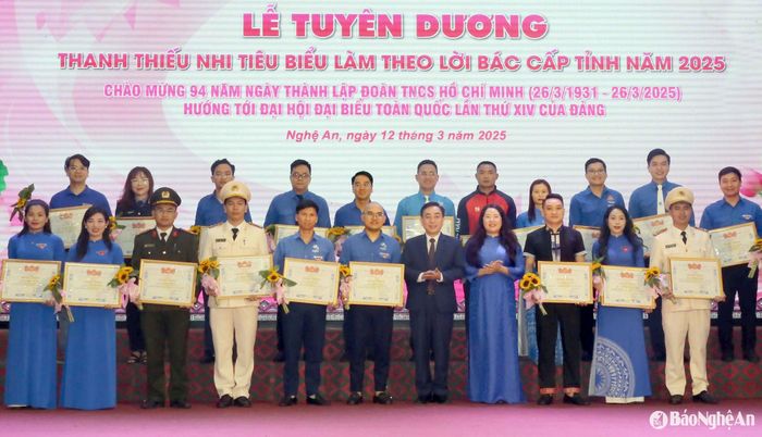 Các cá nhân đạt danh hiệu Thanh thiếu nhi tiêu biểu làm theo lời Bác năm 2025 được tuyên dương tại chương trình. Ảnh: Thanh Quỳnh