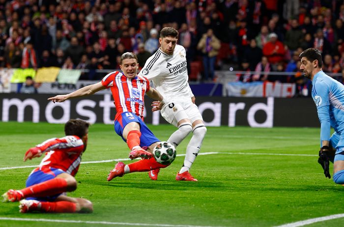  Gallagher dứt điểm làm tung lưới Courtois. Ảnh: Reuters. 